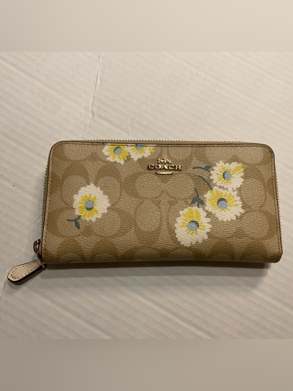 COACH Zip Accordion Wallet in Signature Canvas with Daisy Floral Print